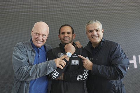 Hublot Chairman of the board of directors and LVMH Moet Hennessy Group President Jean-Claude Beaver (left), Panthers White Tiger Foundation CEO Eduardo? Guadalupu (right), the common opening of the Big Bang Panthers White Tiger limited edition watch